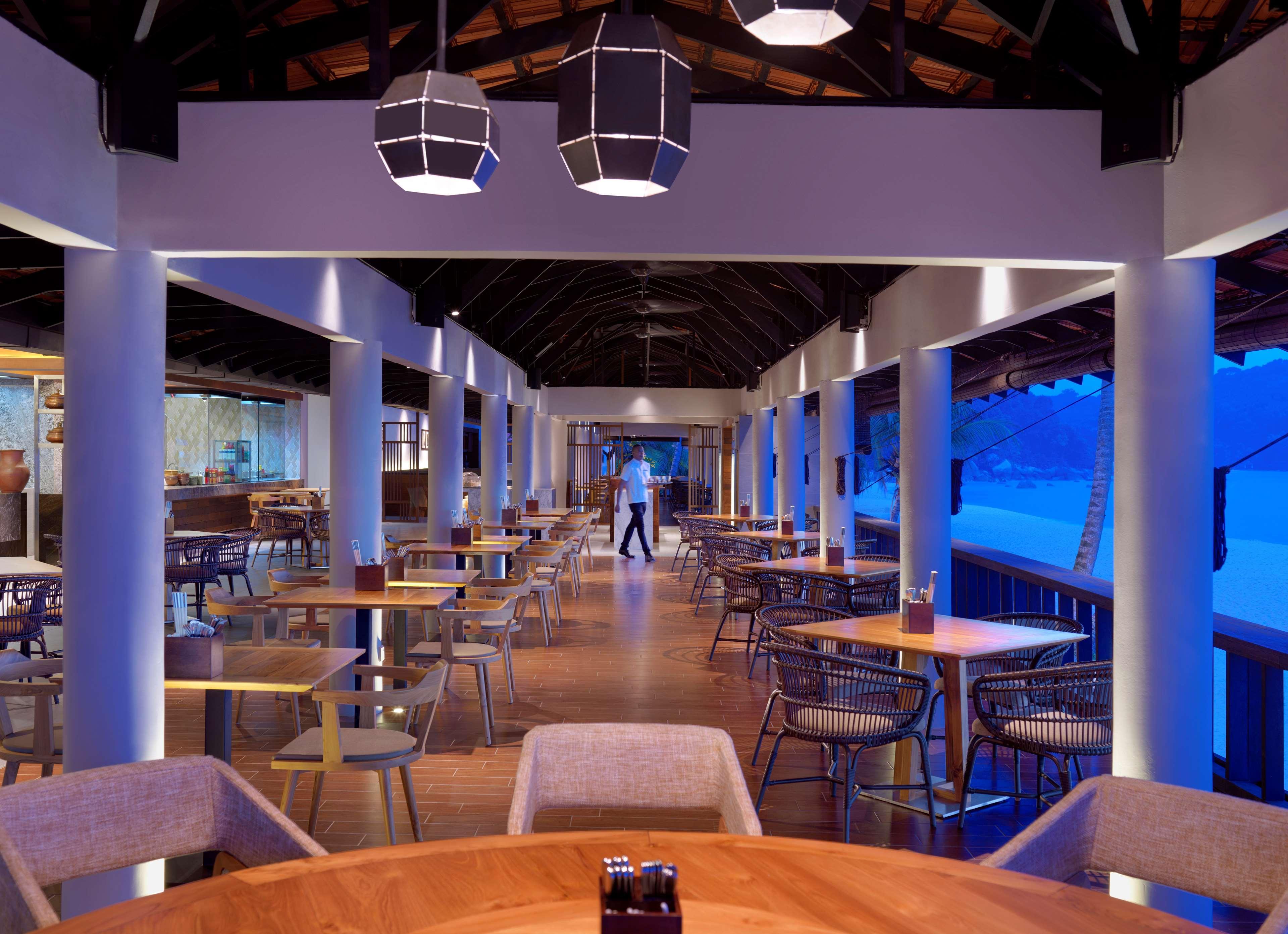 Hyatt Regency Kuantan Resort Екстер'єр фото The restaurant at the aquarium