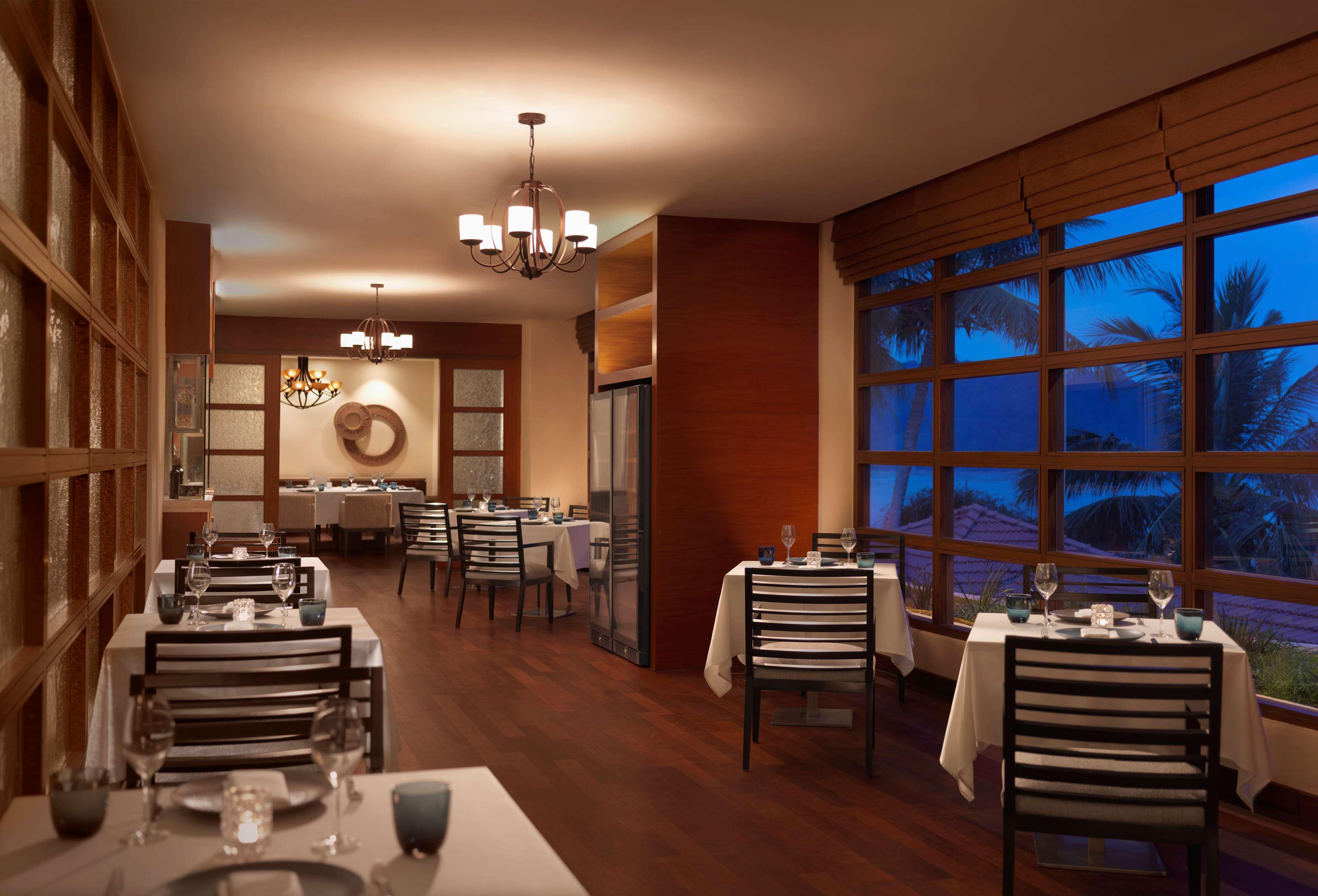 Hyatt Regency Kuantan Resort Екстер'єр фото Restaurant at the Taj Bengal