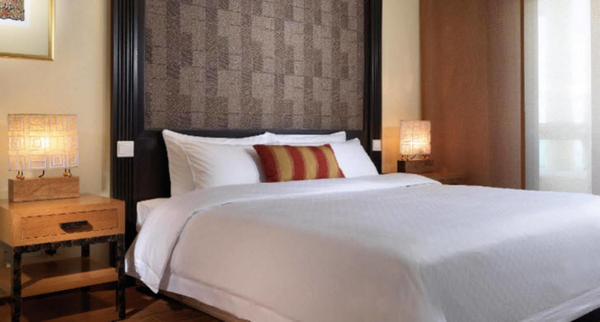 Hyatt Regency Kuantan Resort Екстер'єр фото A bed with a headboard