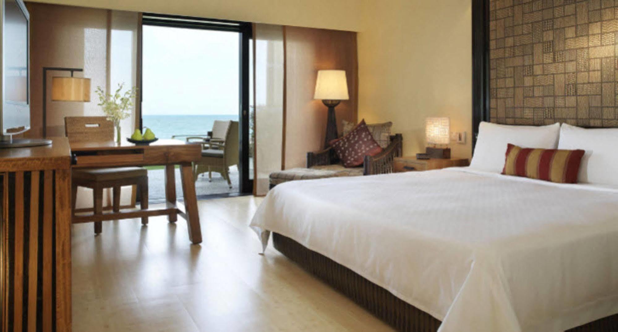 Hyatt Regency Kuantan Resort Екстер'єр фото A room at the Shangri-La Hotel, Kuala Lumpur